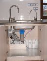 Příklad montáže  filtru Dionela F2DUO DEZ pod linku, Dionela je umístěna za skříňku, takže nezabírá žádné místo. Vidět je i modrý předfiltr Atlas. Sladěný je zde design baterie a ventilu. 